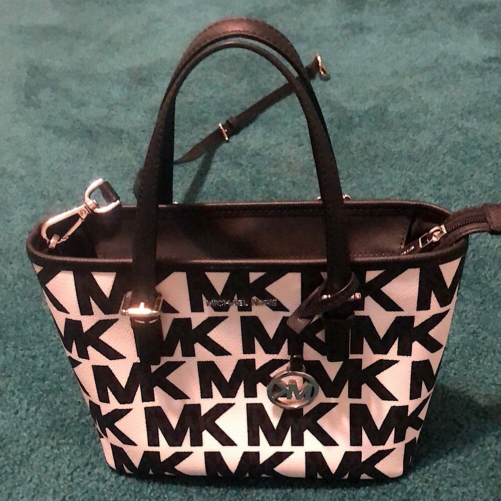 Gorgeous Black n white Michael Kors purse
SOLD